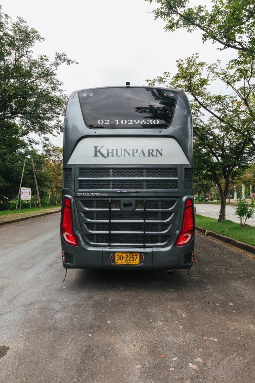 ด้านท้ายรถบัสสองชั้นสีเทา ป้าย KHUNPARN และเบอร์ 02-1029630 ที่กระจกหลัง